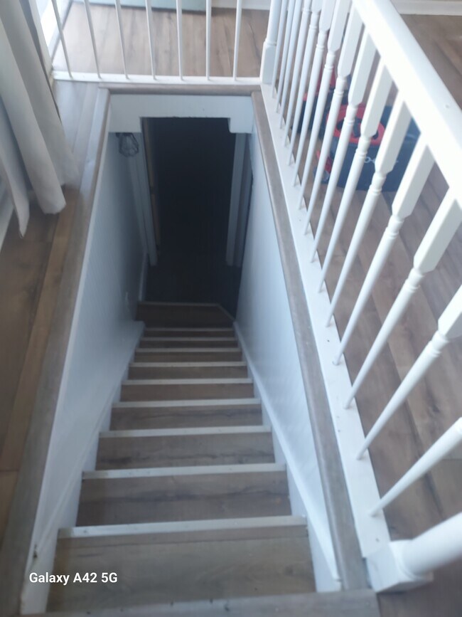 Escalera al sótano-interior - 835 W Wyeth St