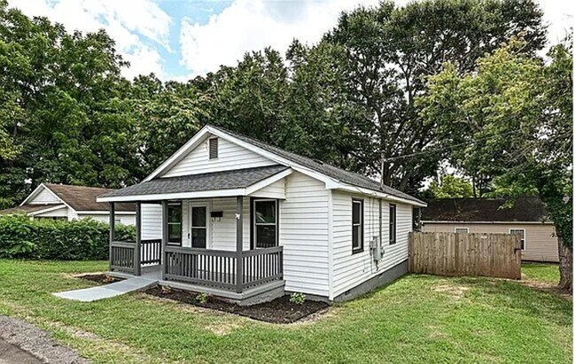 Building Photo - Charming 2-bed, 1-bath bungalow just steps...