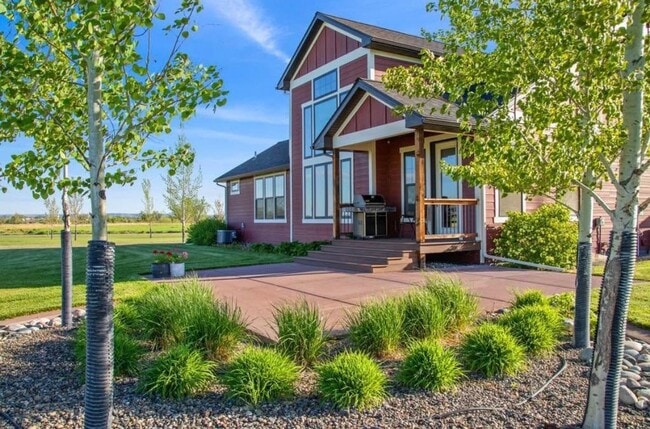 Building Photo - Stunning luxury rental!