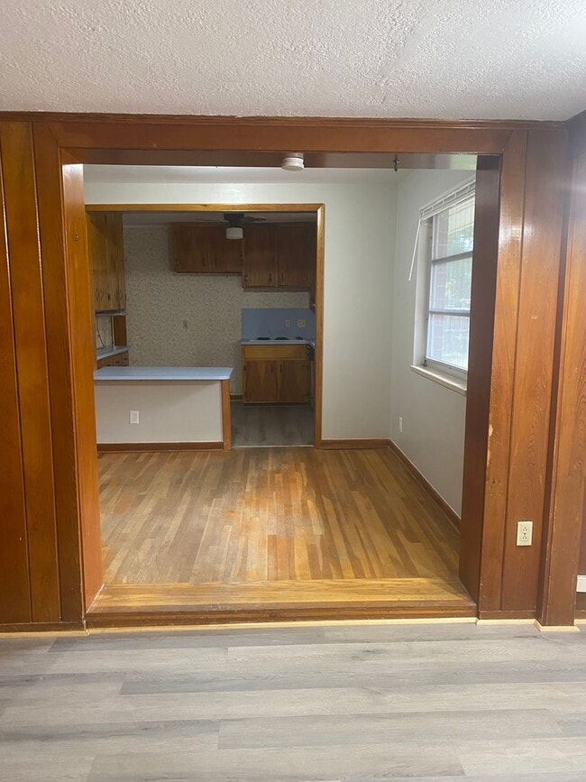 Building Photo - 3 bed 2 bath
