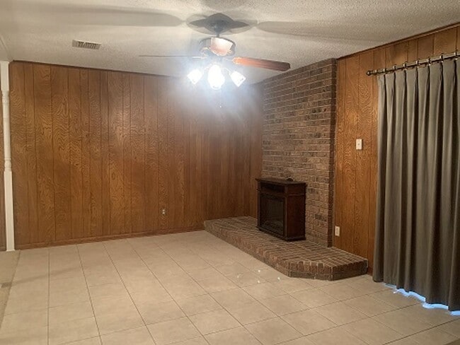 Building Photo - GREENACRES IS THE PLACE TO BE!