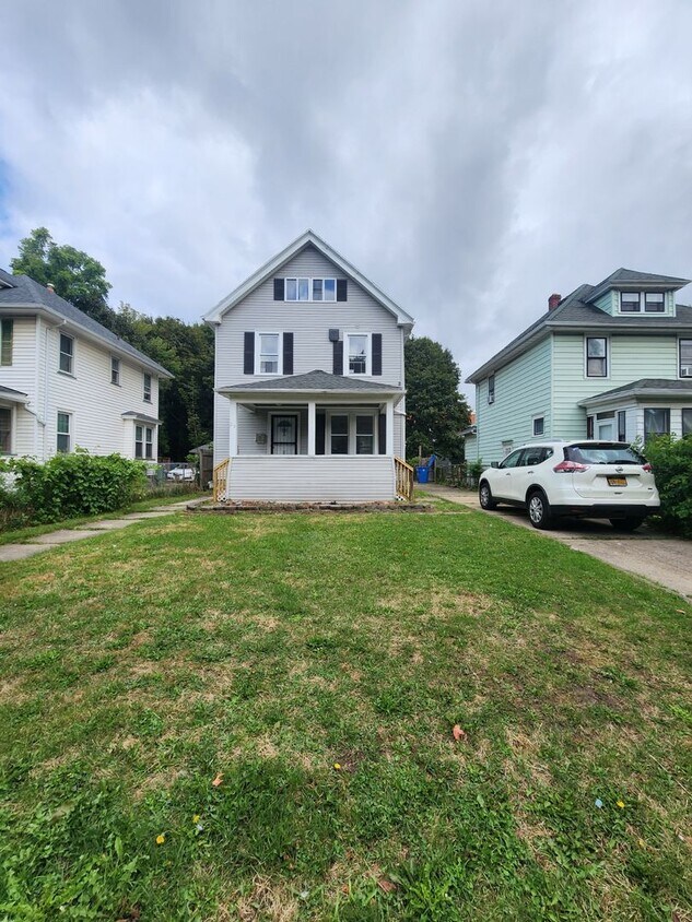 Foto principal - Three Bedroom Single Family Home!