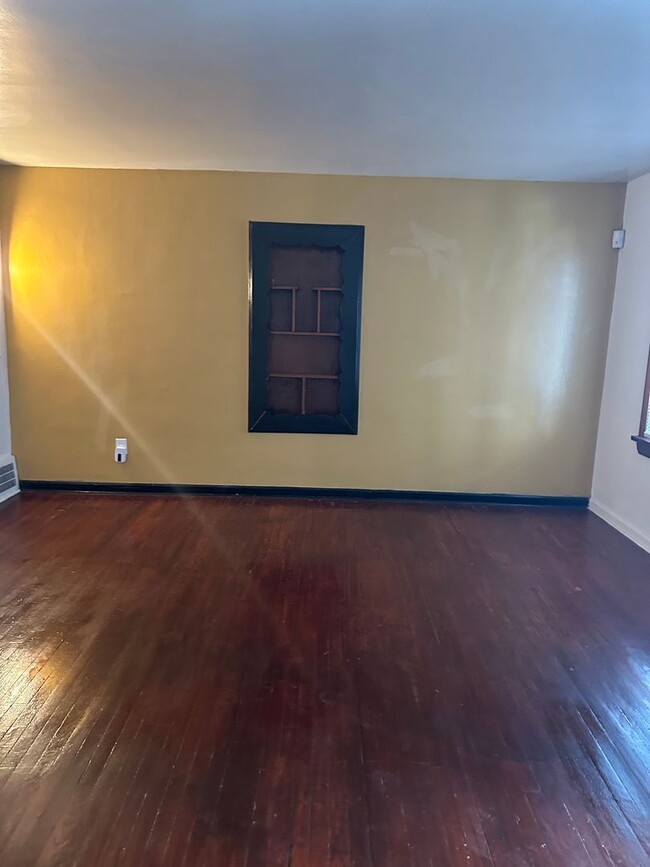 Building Photo - South Collinwood Single Home