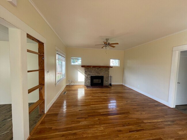 Foto del edificio - ALL UTILITIES INCLUDED - Country Home in the county on 1/2 Acre lot