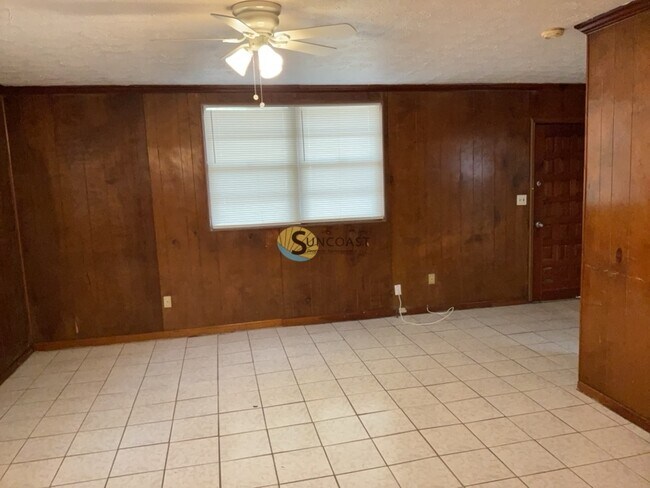 Building Photo - PICK ME! Recently Renovated 3/1 - 1252 Sq. Ft