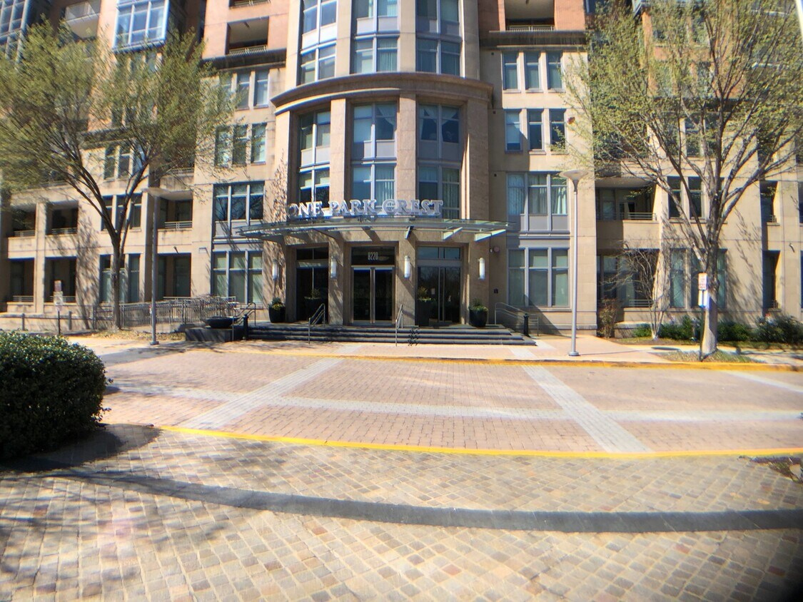 Foto principal - Beautiful 1 BR plus den 2 BA luxury condo ...