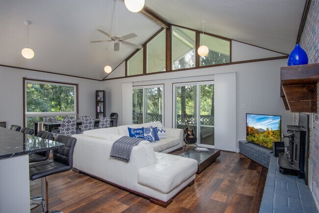 Foto del edificio - 28 Bass Lake Dr