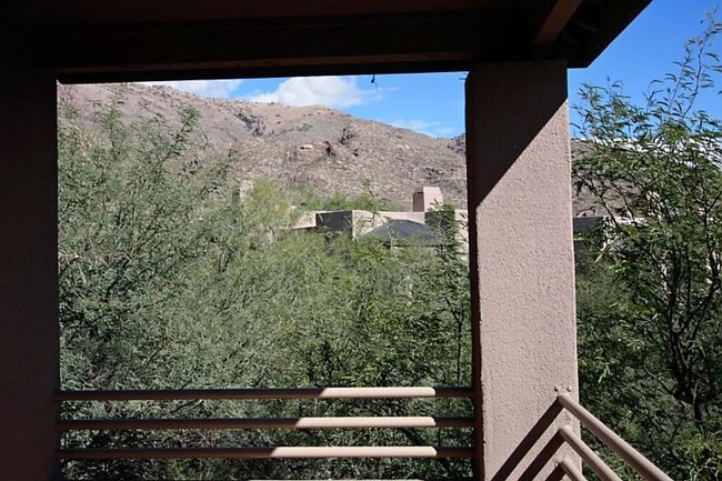 Building Photo - Lovely Sabino Canyon Condo