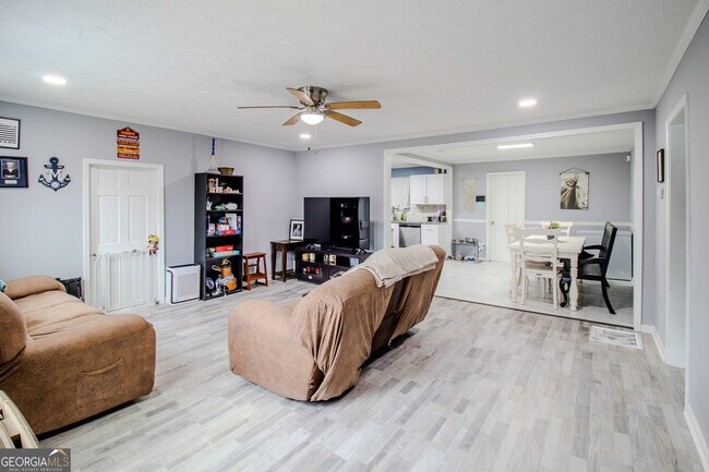 Foto del edificio - 579 Lynmore Ave
