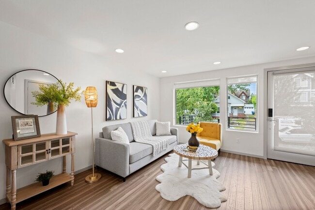 Building Photo - Modern Townhome For Rent In Fremont