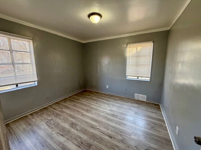 Foto del edificio - For Lease: Totally Updated 3 Bedroom 1 Bath Welcome Section 8 Call 313-429-3244 KPM Detroit