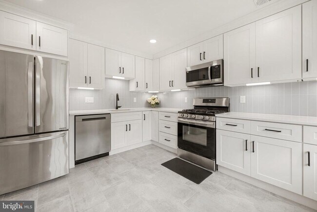 Foto del edificio - 14874 Emberdale Dr