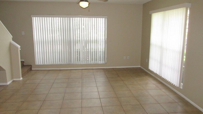 Foto del edificio - STUNNING TOWNHOME AVAILABLE IMMEDIATELY