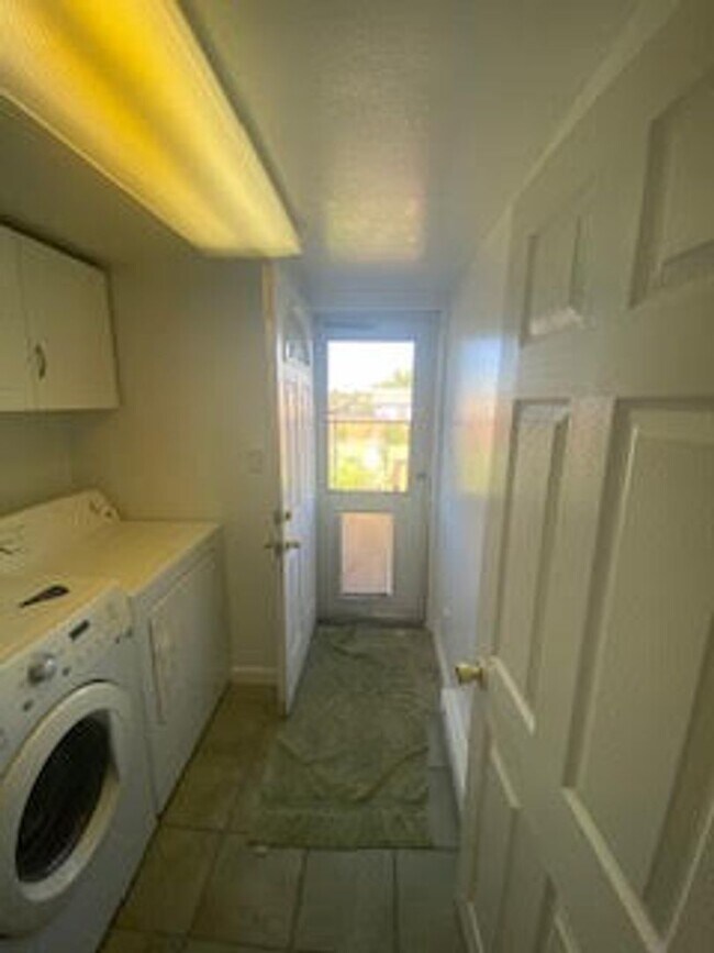 Building Photo - 3 Bedroom 1 bath home now available