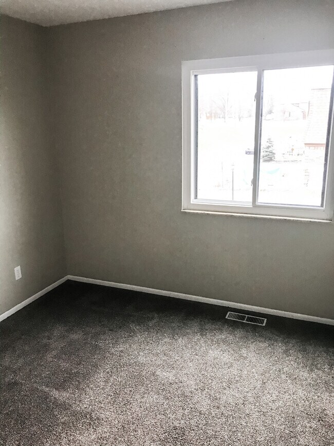 Guest Room - 950 Wadsworth Rd