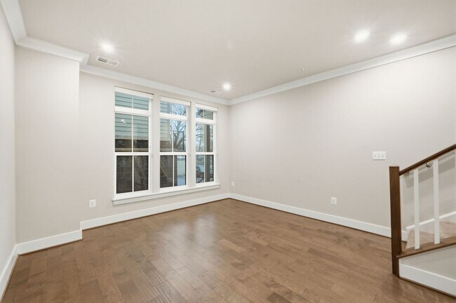 Foto del edificio - Georgia Row Townhome | 2 Bed | 2.5 Bath | 1,400 Sf | Juliet Balcony | 1 Assigned Parking Space