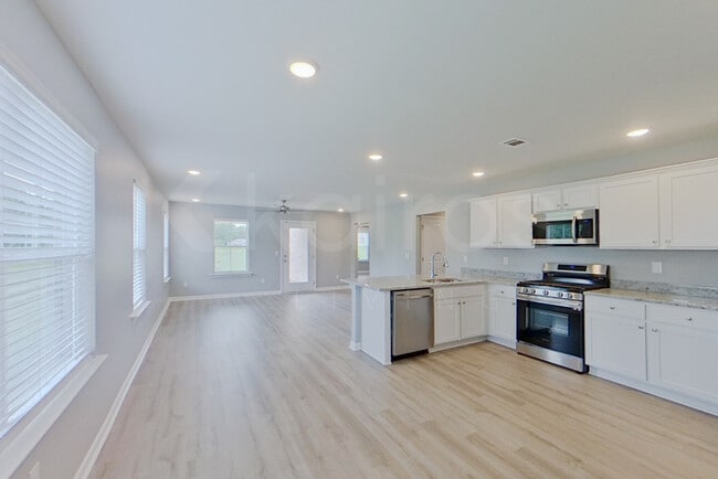 Building Photo - 656 June St