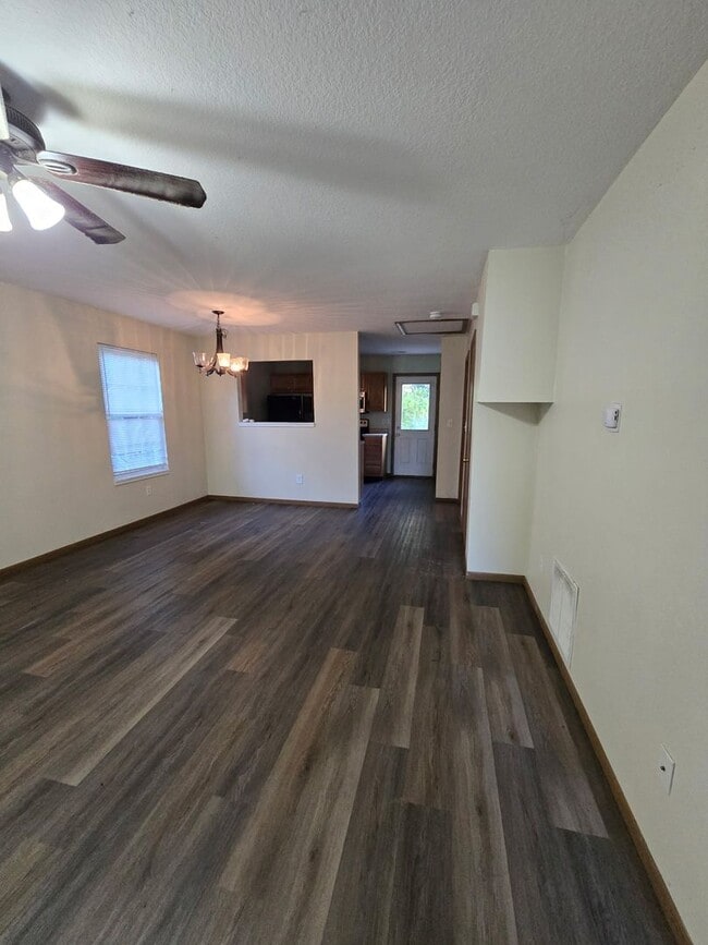 Building Photo - 3 bedroom 2 bathroom