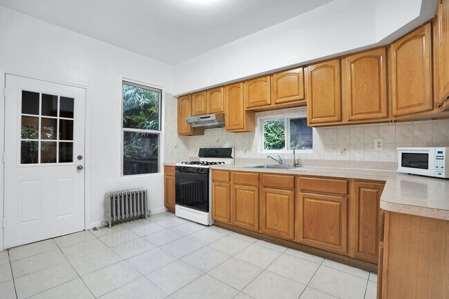 Building Photo - 308 58th St