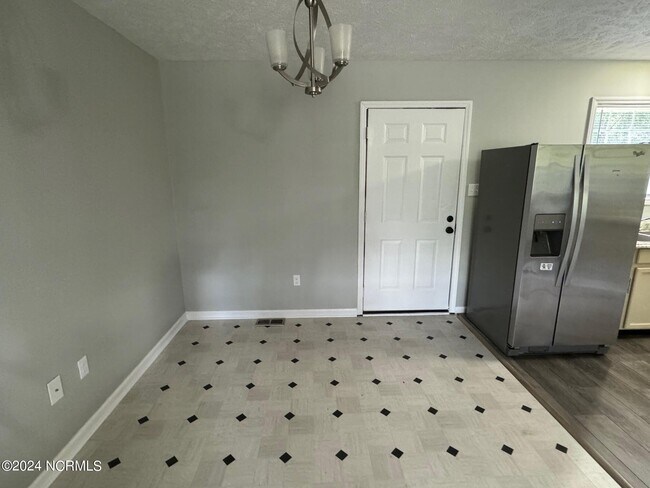 Foto del edificio - 1290 W Michigan Ave