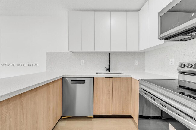Building Photo - 1611 NE 50th Ct