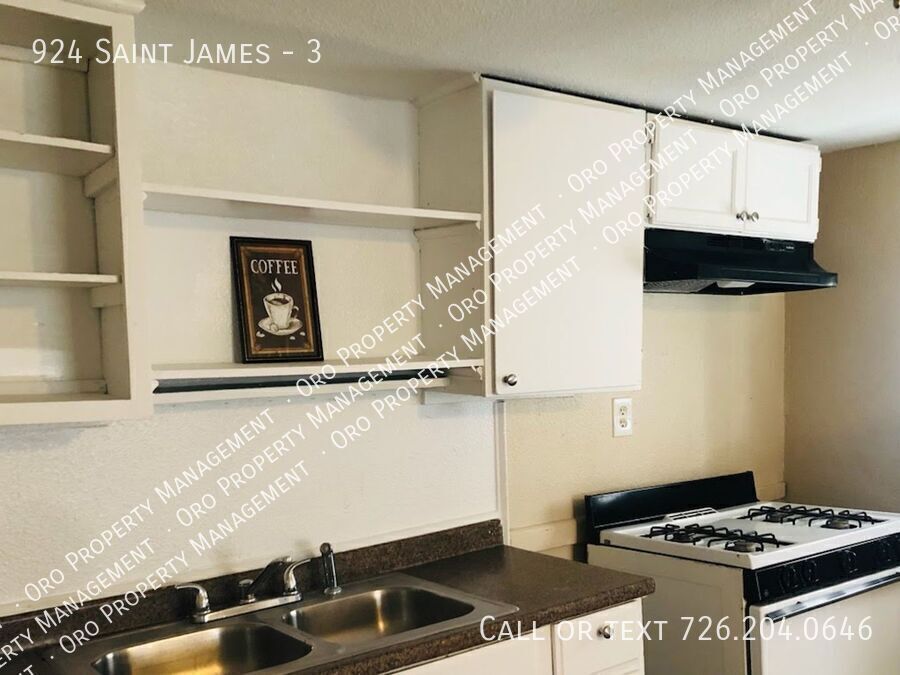 Building Photo - 924 Saint James-3