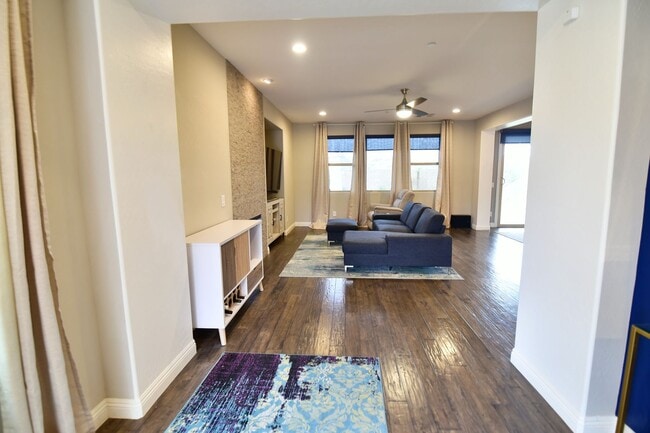Foto del edificio - Gorgeous 3bed / 2.5bath home located in Tuscany!