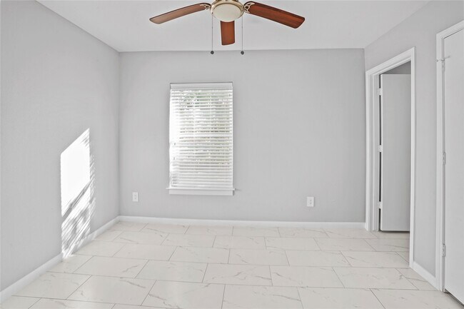 Building Photo - 1803 S Oak St