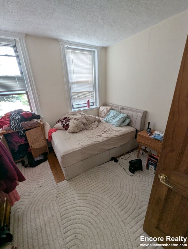 Building Photo - 364 Riverway