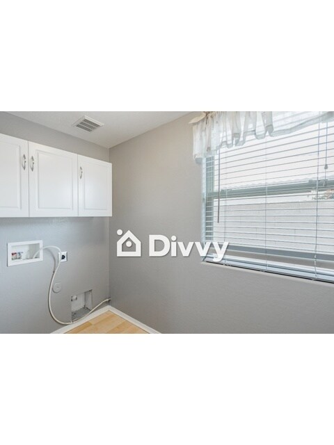 Foto del edificio - 10618 W Roanoke Ave