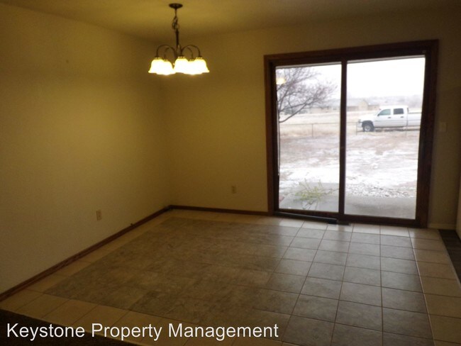 Building Photo - 881 S Bellflower Dr