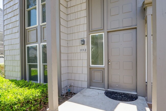 Building Photo - 3 Bed / 2.5 Bath light and spacious townho...