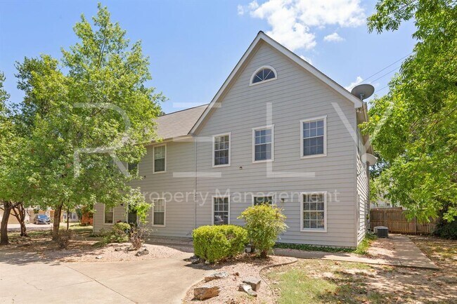 Foto del edificio - 2908 Whisper Oaks Ln