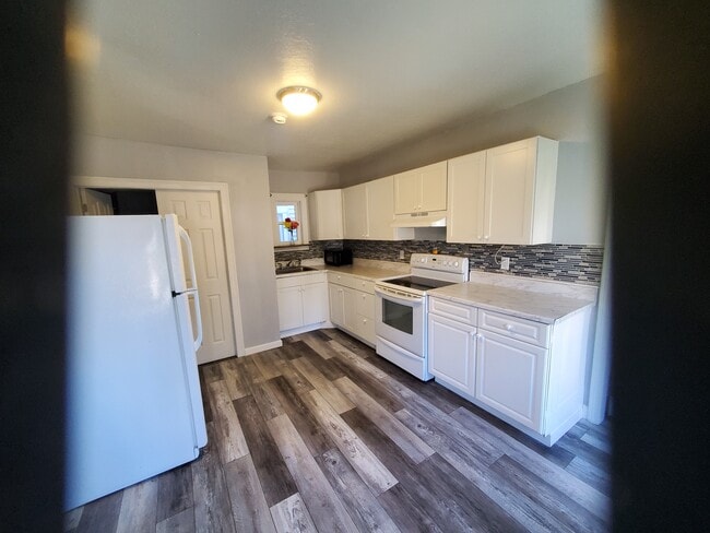 Kitchen - 104 Fair St