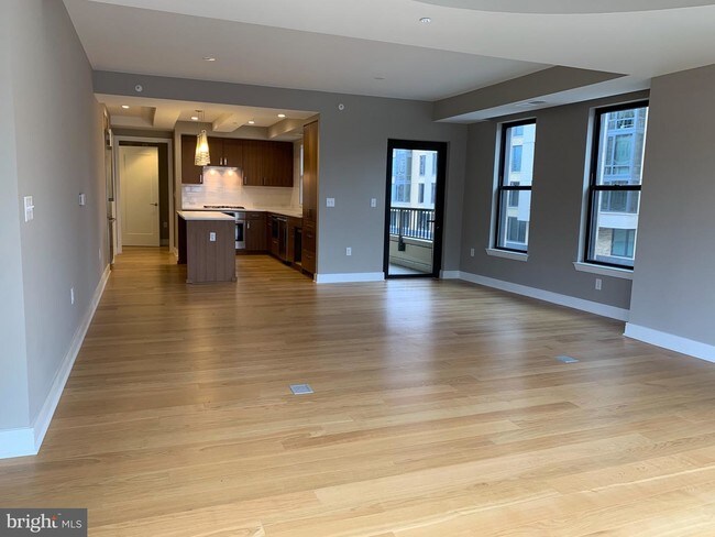Foto del edificio - 8302 Woodmont Ave