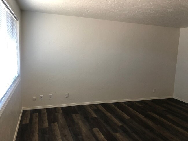 Building Photo - Freshly updated 2 bedroom 1 bathroom duplex with garage!