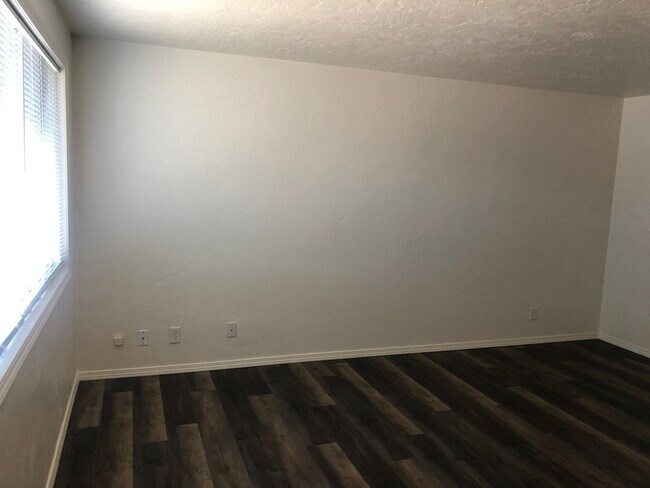 Foto del edificio - Freshly updated 2 bedroom 1 bathroom duplex with garage!