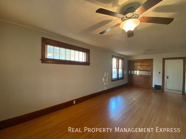 Building Photo - Gorgeous 4 bed 1 bath home