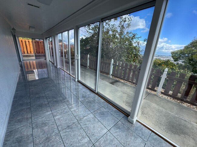 Foto del edificio - BEAUTIFUL SPACIOUS 4 BEDROOM HOME IN SAN F...