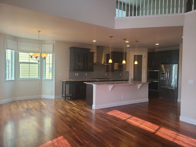 Foto del edificio - STUNNING 4 BEDROOM/3.5 BATHROOM HOME W/ MO...