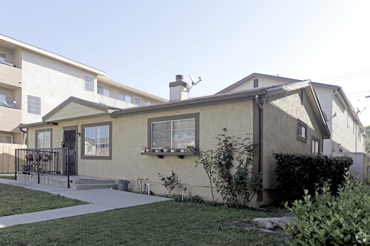 Primary Photo - 6324-6326 Comstock Ave