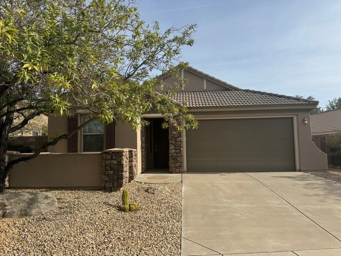 Primary Photo - FRESH AIR and VIEWS!! Furnished home on th...