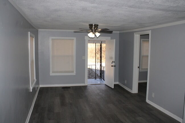 Building Photo - Cozy 3-bedroom, 1 full bath with vanity home located in Kansas City, MO.