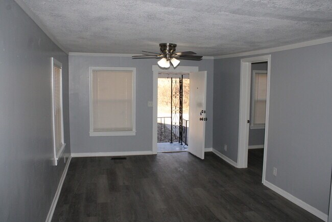 Foto del edificio - Cozy 3-bedroom, 1 full bath with vanity home located in Kansas City, MO.