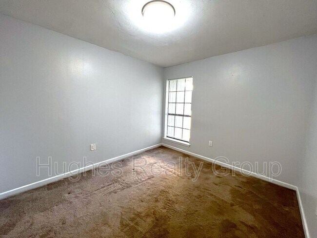 Building Photo - 5151 Sleepy Hollow Dr