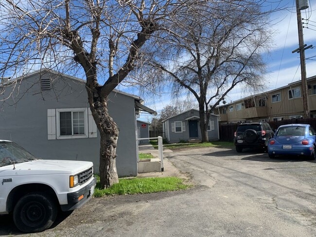 Building Photo - 2 Car Garage Large One Bedroom One Bath.
