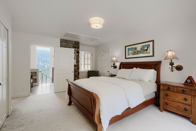 Foto del edificio - Mountain Serenity, City Convenience