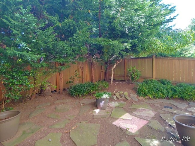 Building Photo - Gorgeous North Seattle Townhome