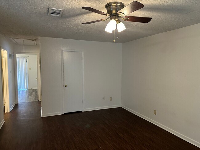 Foto del edificio - College Station - 2 bedroom - 1 bath - fenced in yard - WD connections