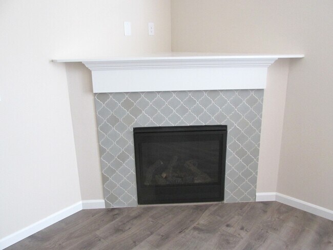 Foto del edificio - $500 off 1st month! New carpet, hardwoods, quartz counters, 4 Br 2.5 bth  fenced yard, walk to park!